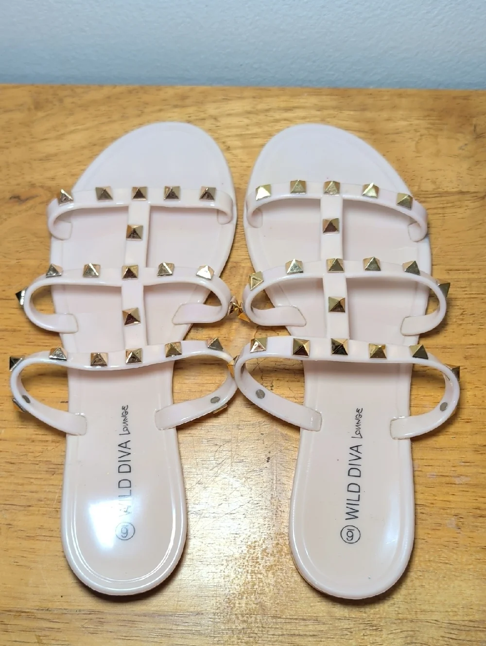 Wild Diva Lounge Joanie 211 Jelly Slide Sandals Pink Gold Studs Women's Size 6.5